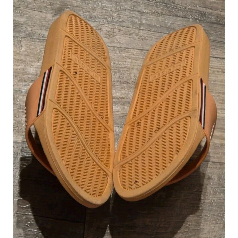 Tommy Hilfiger Esco-C slide sandals featuring a high relief logo strap -Size 10M